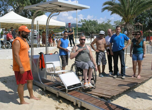 Μπάνιο στη θάλασσα, για πρώτη φορά, για πολλά άτομα με αναπηρία χάρη στο seatrac στην Καβάλα