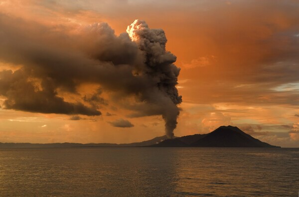 Ξύπνησε το ηφαίστειο Ταβουρβούρ στη Νέα Γουινέα