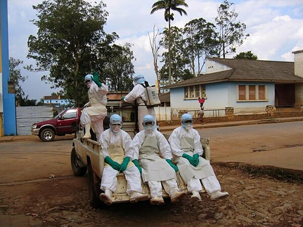 Θερίζει ο ιός Έμπολα στη Δ. Αφρική
