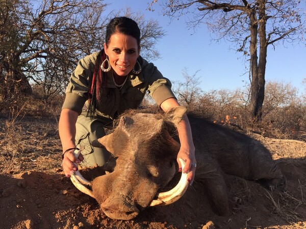 Νέα πρόκληση με νεκρά ζώα - Αμερικανίδα κυνηγά στην Αφρική και δηλώνει πανευτυχής που σκότωσε καμηλοπάρδαλη