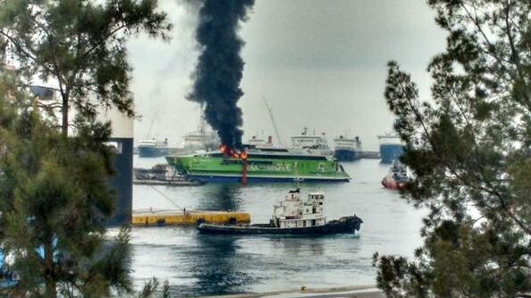 To Highspeed στις φλόγες στο λιμάνι του Πειραιά (φωτογραφίες)