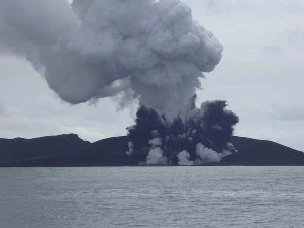 Ο ωκεανός θα «καταπιεί» το νησί που δημιουργήθηκε από έκρηξη ηφαιστείου