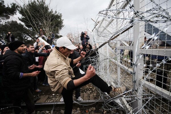 Η "εμπόλεμη ζώνη" της Ειδομένης - Το ξέσπασμα και η νύχτα για 7.000 εγκλωβισμένους