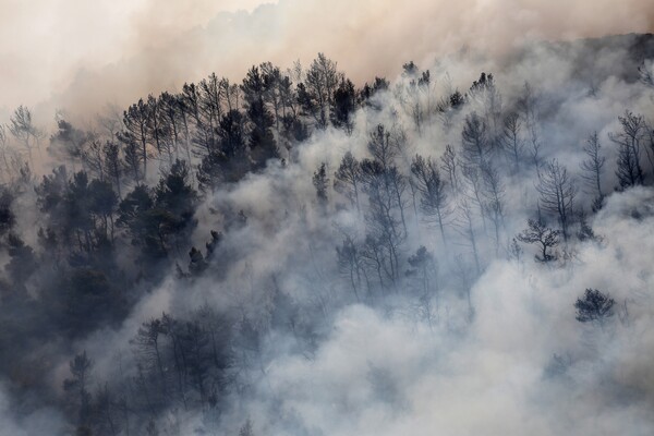 Επικίνδυνες διαστάσεις παίρνει η πυρκαγιά στα Δερβενοχώρια - Aπειλεί αποθήκη πυρομαχικών και χωριά