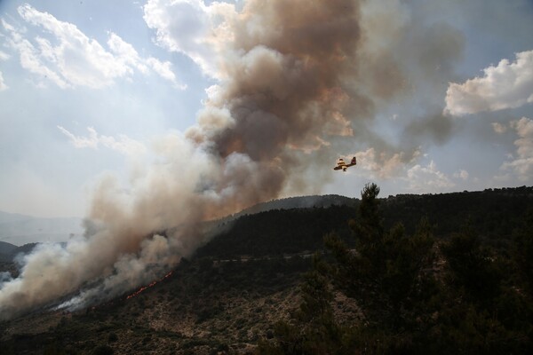 Επικίνδυνες διαστάσεις παίρνει η πυρκαγιά στα Δερβενοχώρια - Aπειλεί αποθήκη πυρομαχικών και χωριά