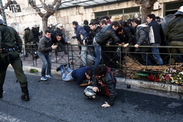 Συμπλοκές, κρότου λάμψης και χημικά στο Σύνταγμα