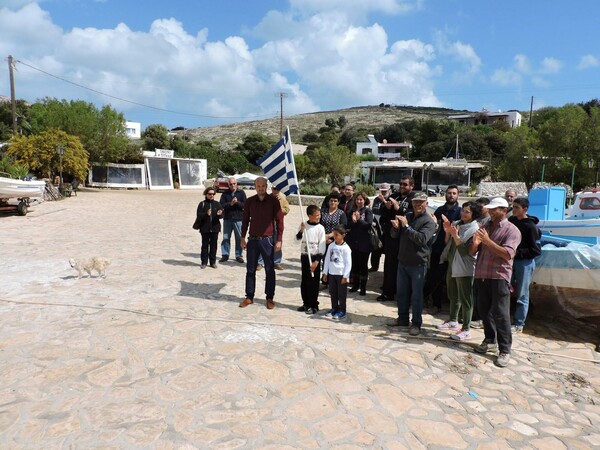 Η συγκινητική παρελάση των Αρκιών - Ο δάσκαλος, οι δύο μοναδικοί μαθητές και οι ελάχιστοι κάτοικοι