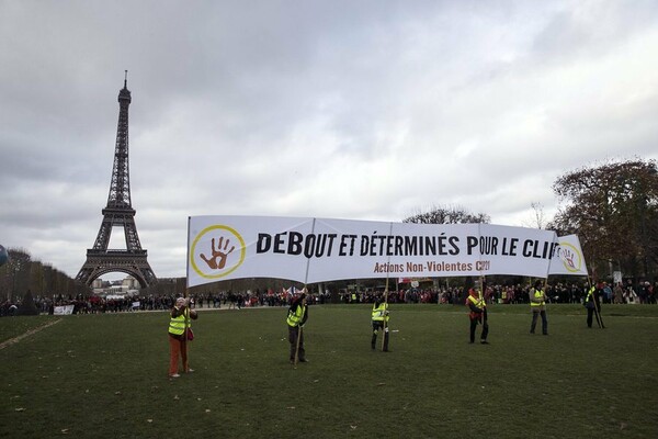 195 χώρες υιοθέτησαν απόψε με πανηγυρισμούς στο Παρίσι τη συμφωνία για την κλιματική αλλαγή