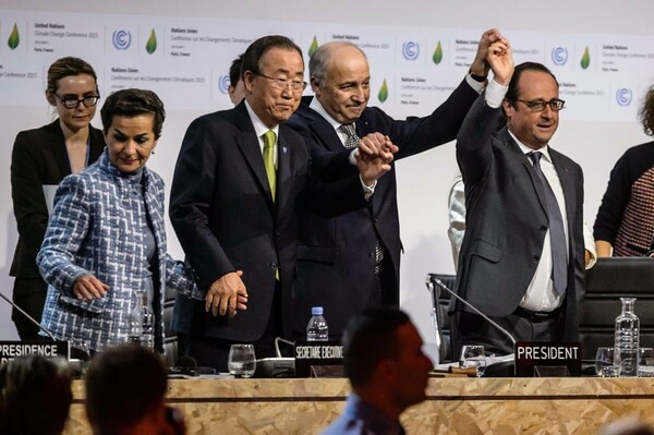 195 χώρες υιοθέτησαν απόψε με πανηγυρισμούς στο Παρίσι τη συμφωνία για την κλιματική αλλαγή