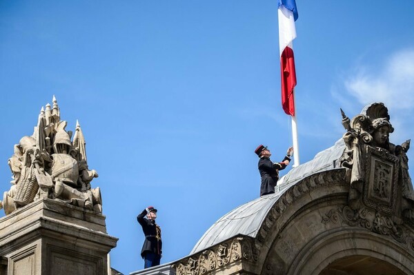 Πένθος σε όλο τον πλανήτη - Μεσίστιες σημαίες, δάκρυα και οργή για την τραγωδία στη Νίκαια