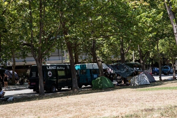 Οι πρώτες φωτογραφίες από το ΑΠΘ που έγινε κάμπινγκ - Έκαναν και κατάληψη της Νομικής