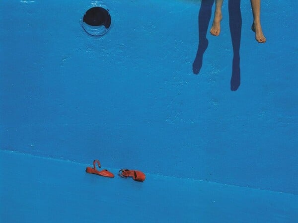 Χιούμορ, δράμα, σεξ και ίντριγκα στις φωτογραφίες του Guy Bourdin