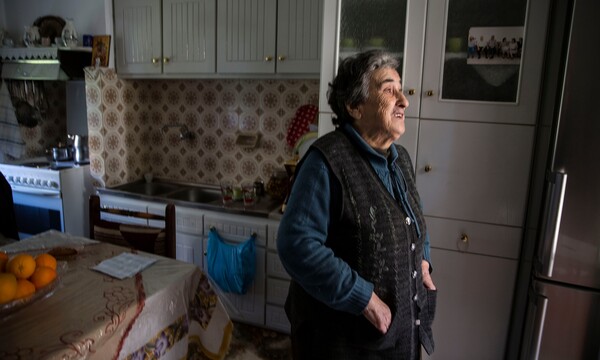 Η γιαγιά της Λέσβου που τάισε το προσφυγόπουλο στη Guardian