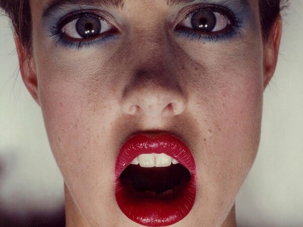 Χιούμορ, δράμα, σεξ και ίντριγκα στις φωτογραφίες του Guy Bourdin