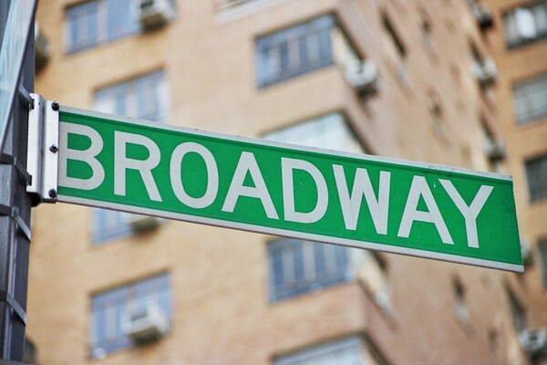 Όλα τα θεατρικά του Broadway έρχονται σε livestreaming στο κινητό σας