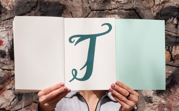 24 Έλληνες γραφίστες ενώθηκαν για να σχεδιάσουν από ένα γράμμα μιας νέας καλλιγραφικής γραμματοσειράς