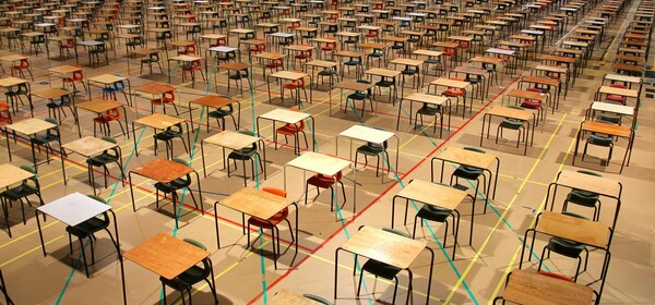 Στην Ελλάδα εκπαιδεύεσαι μόνο και μόνο για να περνάς τις εξετάσεις, όχι για να μάθεις