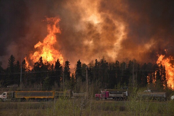Τεράστια η καταστροφή στον Καναδά από την μεγάλη πυρκαγιά που μαίνεται ανεξέλεγκτη