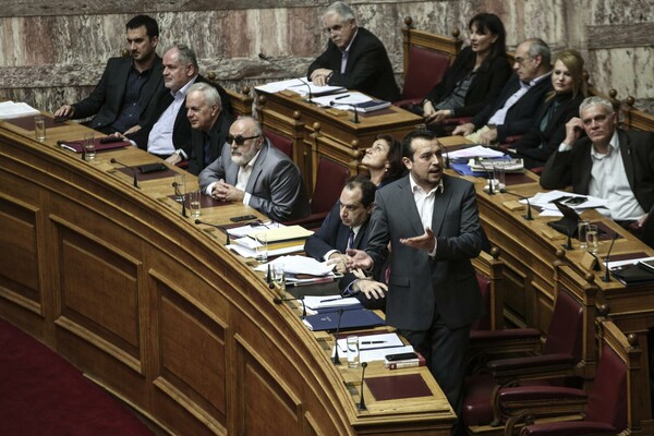 Σύγκρουση στη Βουλή για τα κανάλια - Πυρά από την αντιπολίτευση σε Παππά και Τσίπρα για την τροπολογία