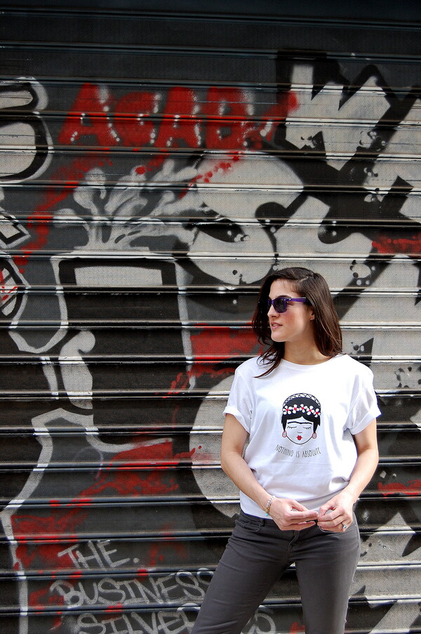 8 δημιουργοί των πιο ιδιαίτερων ελληνικών T-shirts παρουσιάζουν...