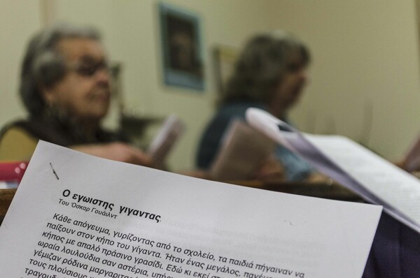 Μία ομάδα εθελοντών στη Θεσσαλονίκη διαβάζει λογοτεχνία σε αυτούς που αδυνατούν