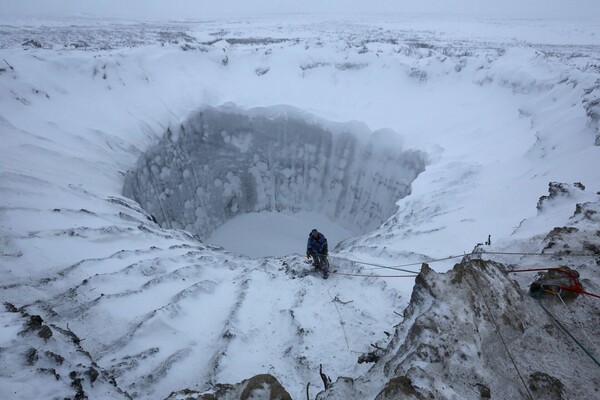 Γιατί οι μυστηριώδεις κρατήρες στη γη της Σιβηρίας ίσως κρύβουν μια ωρολογιακή βόμβα για όλο τον πλανήτη