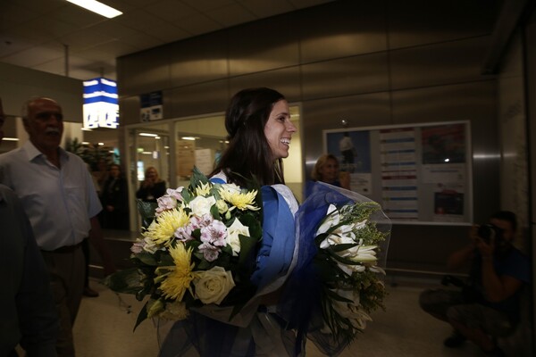 Στην Αθήνα η "χρυσή" Κατερίνα Στεφανίδη - Θερμή υποδοχή στο αεροδρόμιο