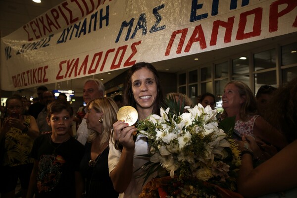 Στην Αθήνα η "χρυσή" Κατερίνα Στεφανίδη - Θερμή υποδοχή στο αεροδρόμιο