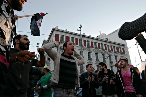 Πρόφυγες από τη Συρία καίνε την φωτογραφία του Πούτιν στο Σύνταγμα