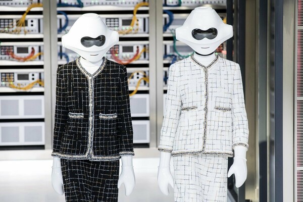 Mοντέλα ρομπότ και χιλιάδες καλώδια στην φουτουριστική επίδειξη του οίκου Chanel στο Παρίσι