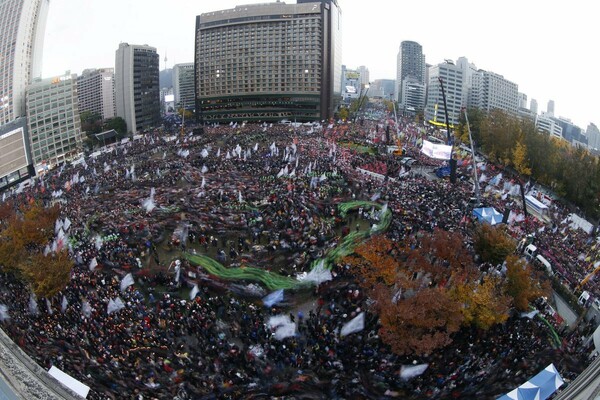 Σεούλ: Εκατοντάδες χιλιάδες διαδηλωτές ζήτησαν την παραίτηση της προέδρου Παρκ Γιουν-Χε