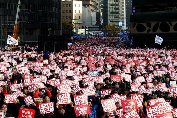 Σεούλ: Εκατοντάδες χιλιάδες διαδηλωτές ζήτησαν την παραίτηση της προέδρου Παρκ Γιουν-Χε