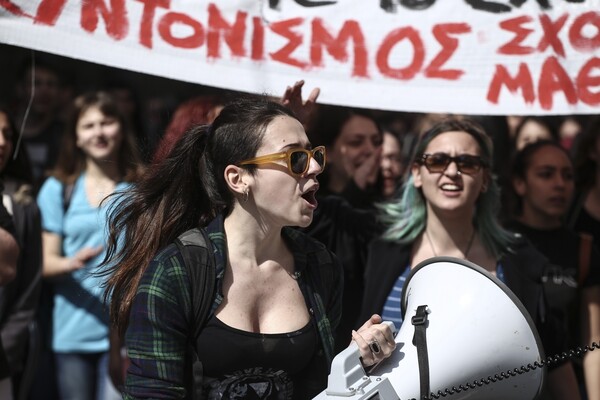 Οι μολότοφ στη Βουλή - Φωτογραφίες από τη σημερινή μαθητική πορεία