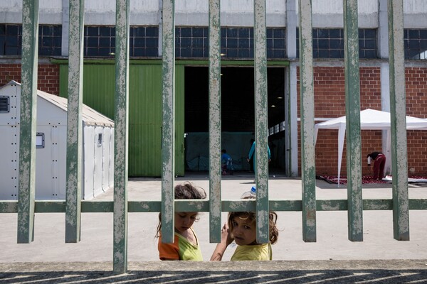 Καταγγελίες από ΜΚΟ: Περίπου 1.500 ασυνόδευτα παιδιά ζουν σε αναξιοπρεπείς συνθήκες στους καταυλισμούς