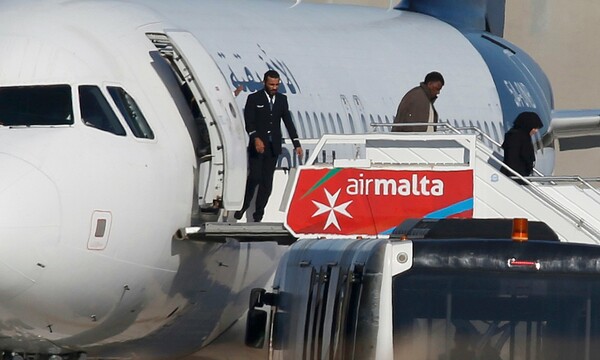 Το χρονικό της αεροπειρατείας στη Μάλτα - Δύο οπαδοί του Καντάφι προκάλεσαν συναγερμό στην Ευρώπη