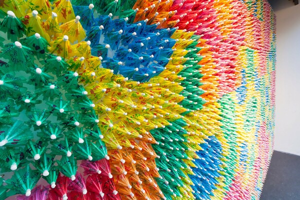 6.000 φανταχτερές ομπρελίτσες για κοκτέιλ γίνονται τέχνη