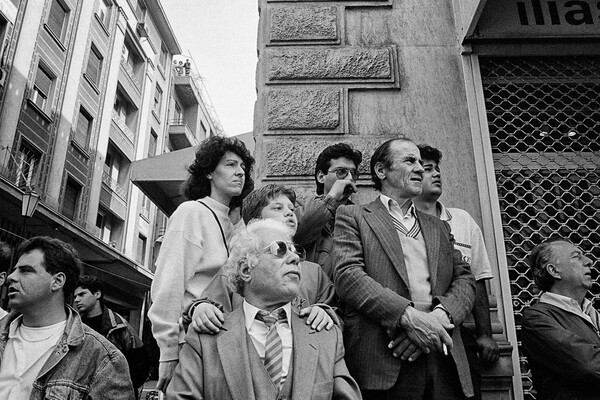 10 φωτογραφίες του Μπάμπη Τσόκα απ' την 25 Μαρτίου του 1990, όταν η Ελλάδα ήταν μπροστά σ' ένα σταυροδρόμι