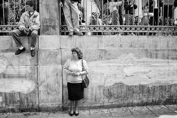 10 φωτογραφίες του Μπάμπη Τσόκα απ' την 25 Μαρτίου του 1990, όταν η Ελλάδα ήταν μπροστά σ' ένα σταυροδρόμι