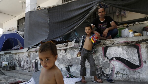Αυτοψία του ΚΕΕΛΠΝΟ στο χώρο φιλοξενίας προσφύγων στο Ελληνικό