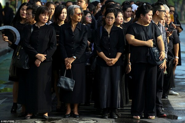 Πρόβλημα με τα μαύρα ρούχα που ξεπουλάνε στην Ταϊλάνδη - Η κυβέρνηση προειδοποιεί για την αισχροκέρδεια