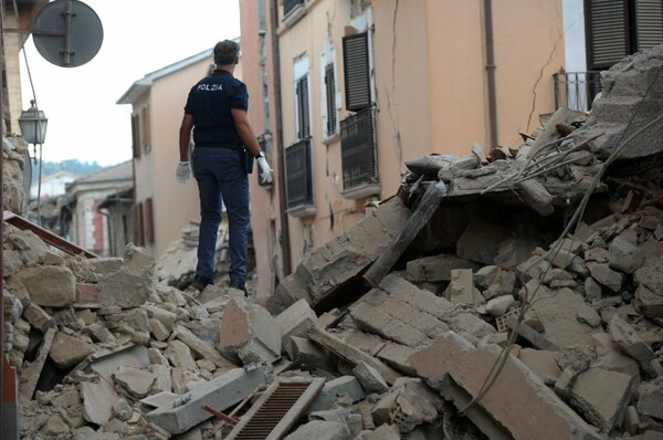 Αυξάνεται συνεχώς ο αριθμός των θυμάτων στην Ιταλία - Αδιάκοπες οι προσπάθειες των σωστικών συνεργείων
