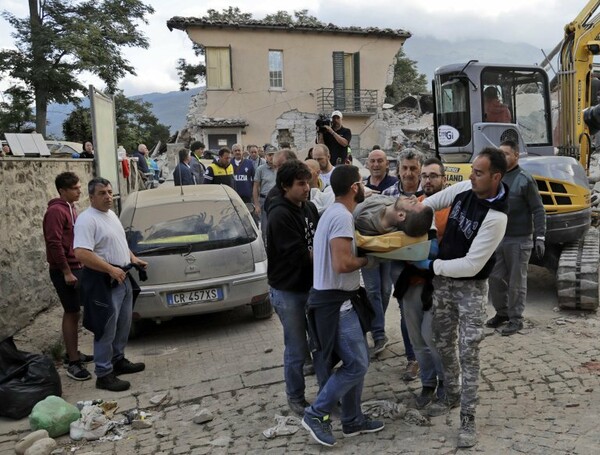 Αυξάνεται συνεχώς ο αριθμός των θυμάτων στην Ιταλία - Αδιάκοπες οι προσπάθειες των σωστικών συνεργείων