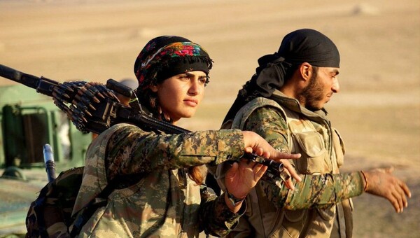 Οργή Κούρδων μαχητών για τη σύγκριση νεκρής συμπολεμίστριάς τους με την Αντζελίνα Τζολί