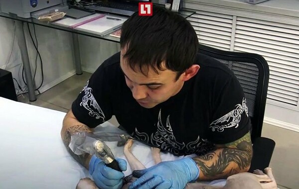 Αντιδράσεις για τον Ρώσο body artist που έκανε στη γάτα του τέσσερα τατουάζ αφού πρώτα την νάρκωσε