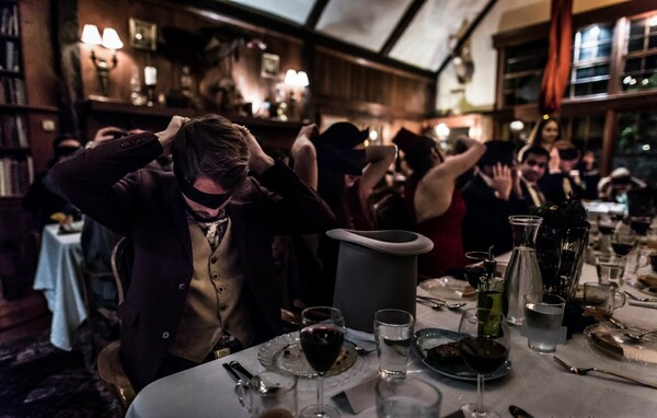 Στο χορό των Ιλλουμινάτι - Μέσα σε ένα ιδιωτικό πάρτι εμπνευσμένο από τη μυσταγωγία των Πεφωτισμένων