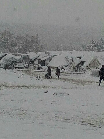 Αποχώρησαν τελικά όλοι οι πρόσφυγες και μετανάστες που ήταν εκτεθειμμένοι στον χιονιά στην Πέτρα Ολύμπου