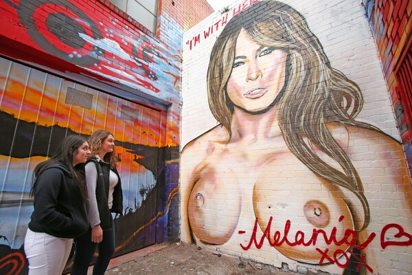 Προβοκάτορας street artist ζωγράφισε topless την Μελάνια Τραμπ και την Κλίντον με μπικίνι