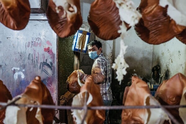 Σε μια βιοτεχνία της Κίνας που κατασκευάζει λαστιχένιους Τραμπ