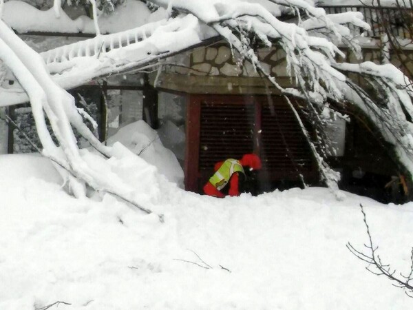Οκτώ άνθρωποι βρέθηκαν ζωντανοί κάτω από τη χιονοστιβάδα στο ξενοδοχείο Rigopiano