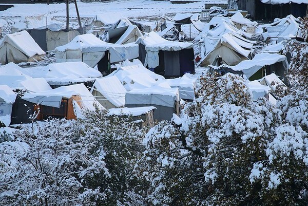 Αποχώρησαν τελικά όλοι οι πρόσφυγες και μετανάστες που ήταν εκτεθειμμένοι στον χιονιά στην Πέτρα Ολύμπου